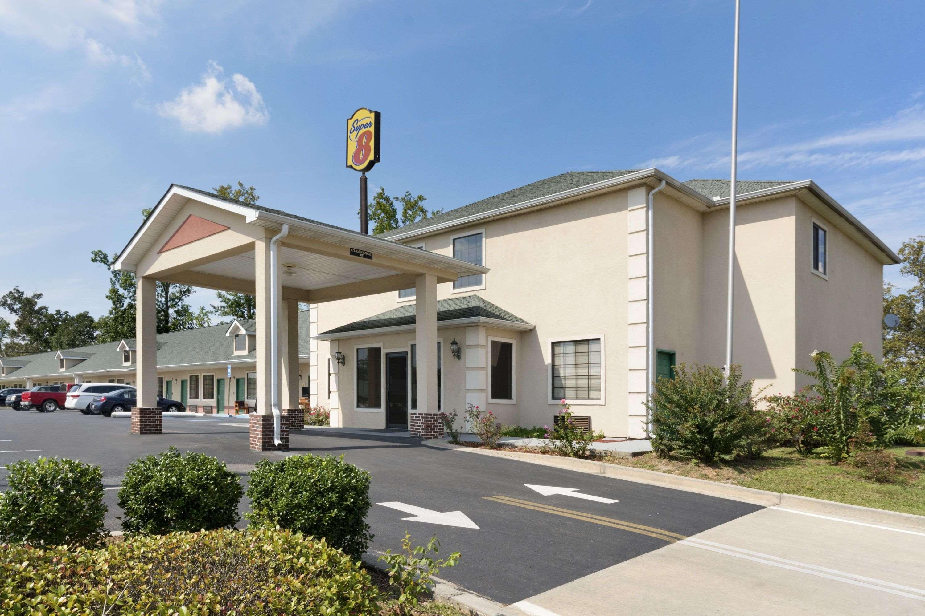 Super 8 By Wyndham Chatsworth/Dalton Exterior photo