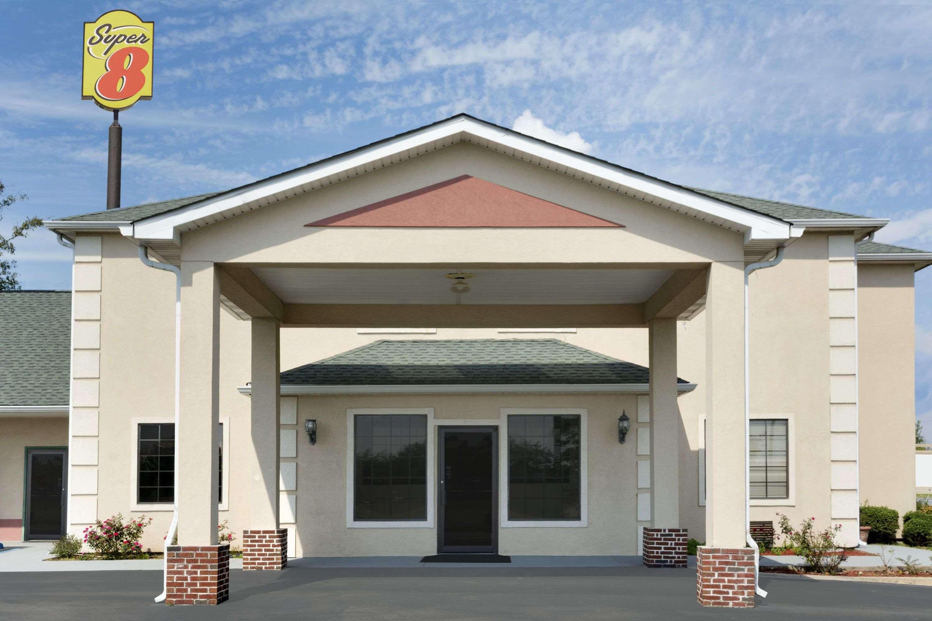 Super 8 By Wyndham Chatsworth/Dalton Exterior photo